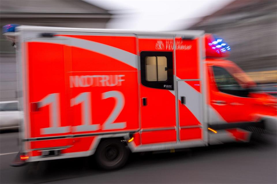 Zwei Menschen wurden ins Krankenhaus gebracht. (Symbolbild) Monika Skolimowska/dpa