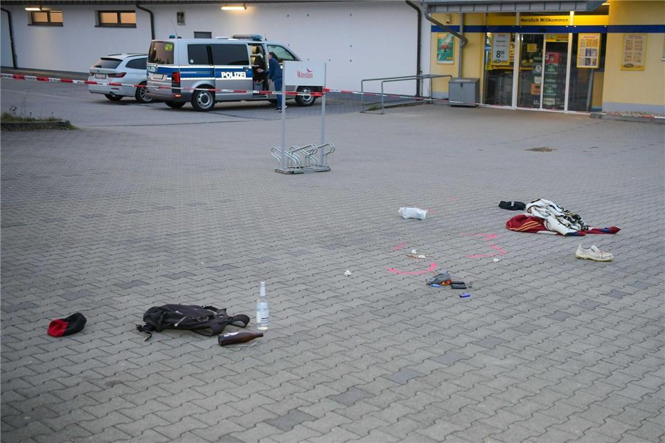Zwei Menschen wurden vor einem Supermarkt mit einem Messer angegriffen.EHL Media/dpa