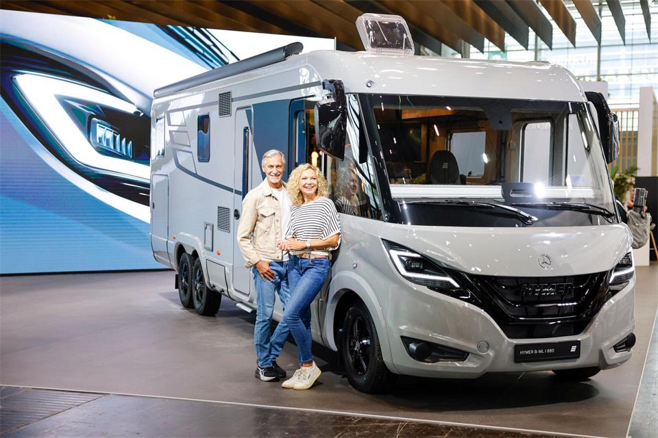 Zwei Models beim Hymer-Reisemodell B-ML, das besonders lange Standzeiten ermöglicht.Thomas Banneyer/dpa