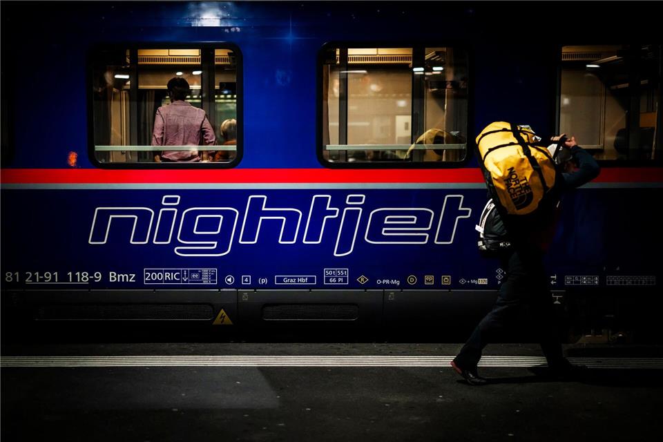 Zwei Nachtzüge standen in Franken für mehrere Stunden still, nachdem sie mit einer Streusalzkiste zusammengestoßen waren. (Symbolbild)Michael Buholzer/KEYSTONE/dpa