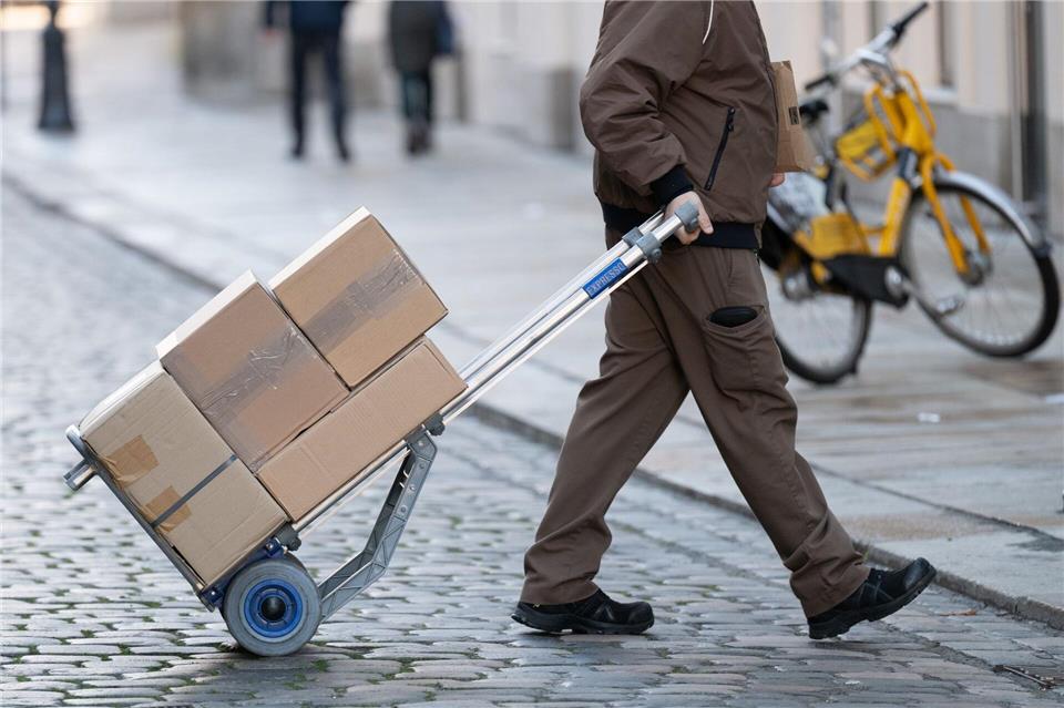 Zwei Paketzusteller in Braunschweig wollten offenbar illegal ihr Gehalt aufbessern. (Symbolbild)Sebastian Kahnert/dpa
