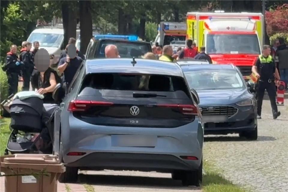 Zwei Personen befinden sich laut Polizei in polizeilichen Maßnahmen, seien aber nicht festgenommen. Festgenommen worden sei nur eine weitere Person – der mutmaßliche Schütze.NWM-TV/dpa