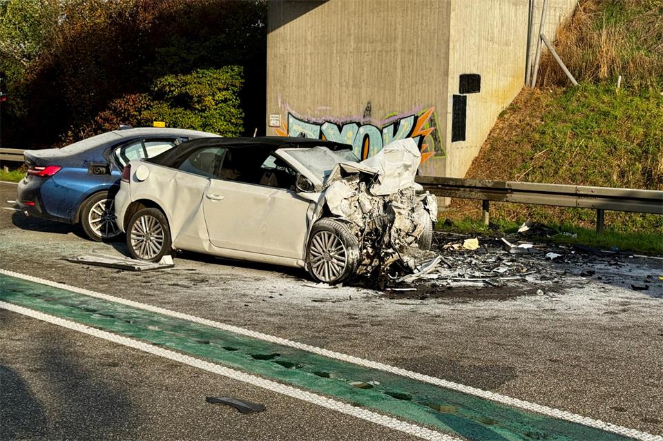 Zwei Personen sind bei einem Unfall auf der B67 lebensgefährlich verletzt worden. 
