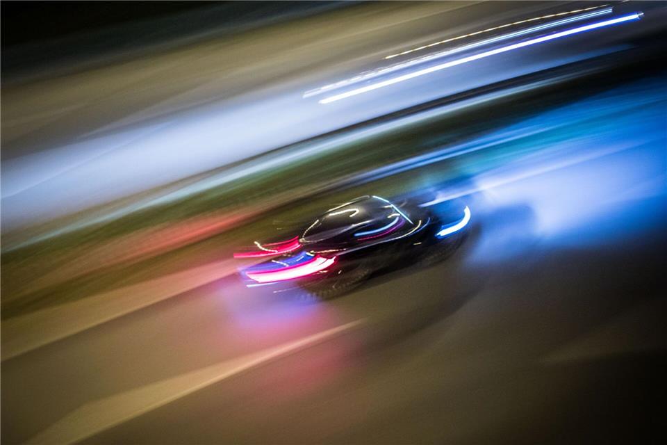 Zwei Polizeibeamte werden bei der riskanten Verfolgungsjagd in Oberbayern leicht verletzt. (Symbolbild)Frank Rumpenhorst/dpa