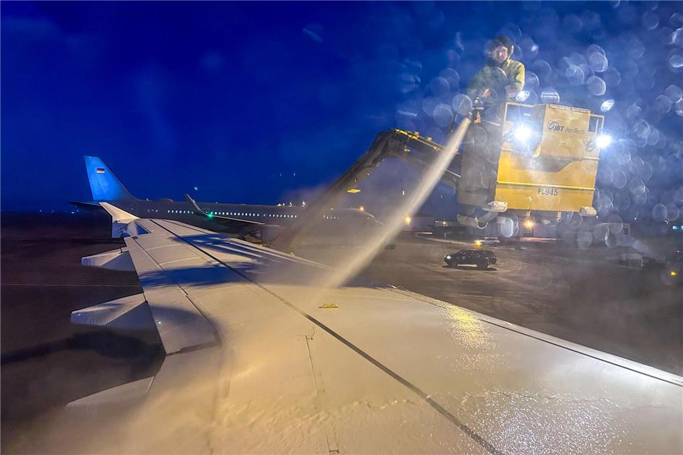 Zwei Regierungsflieger auf einem Flugplatz.Soeren Stache/dpa