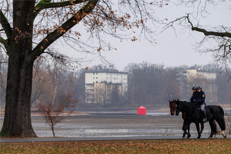 Zwei Reiter der Polizei sind nahe der Fundstelle einer Fliegerbombe in Nürnberg unterwegs. Daniel Karmann/dpa