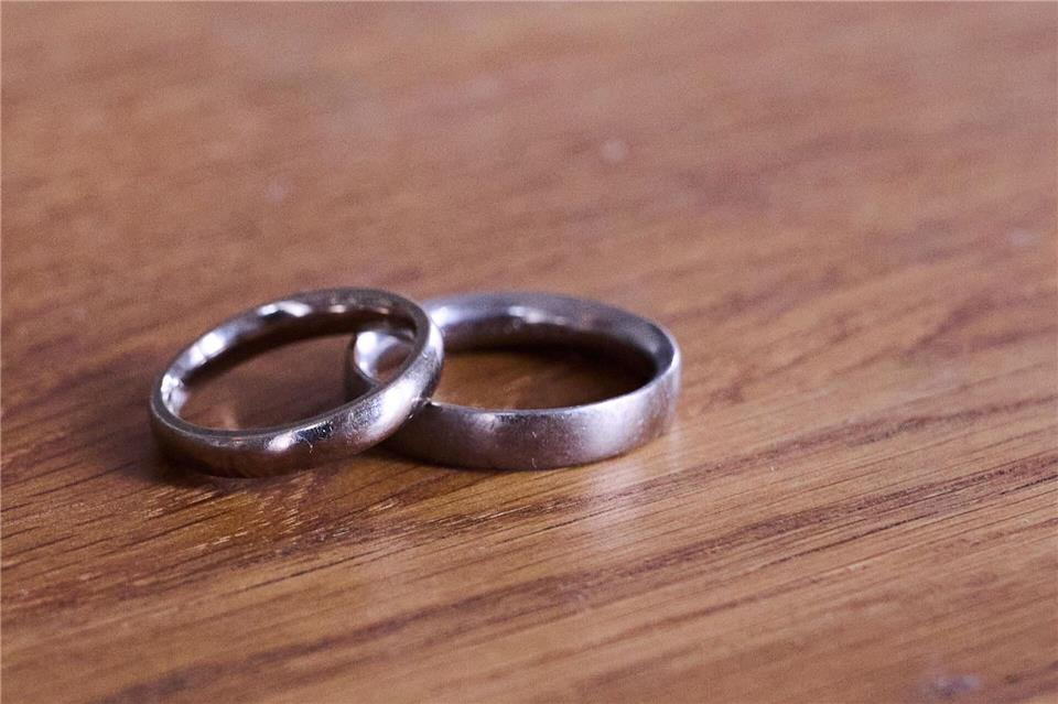 Zwei Ringe hatte der angehende Bräutigam mit dabei, als er seiner Freundin während der Kontrolle einen Antrag machte. (Symbolbild)Annette Riedl/dpa