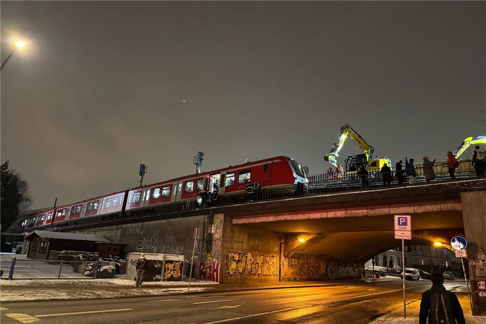 Zwei S-Bahn-Züge mussten evakuiert werden.Jonas Walzberg/dpa