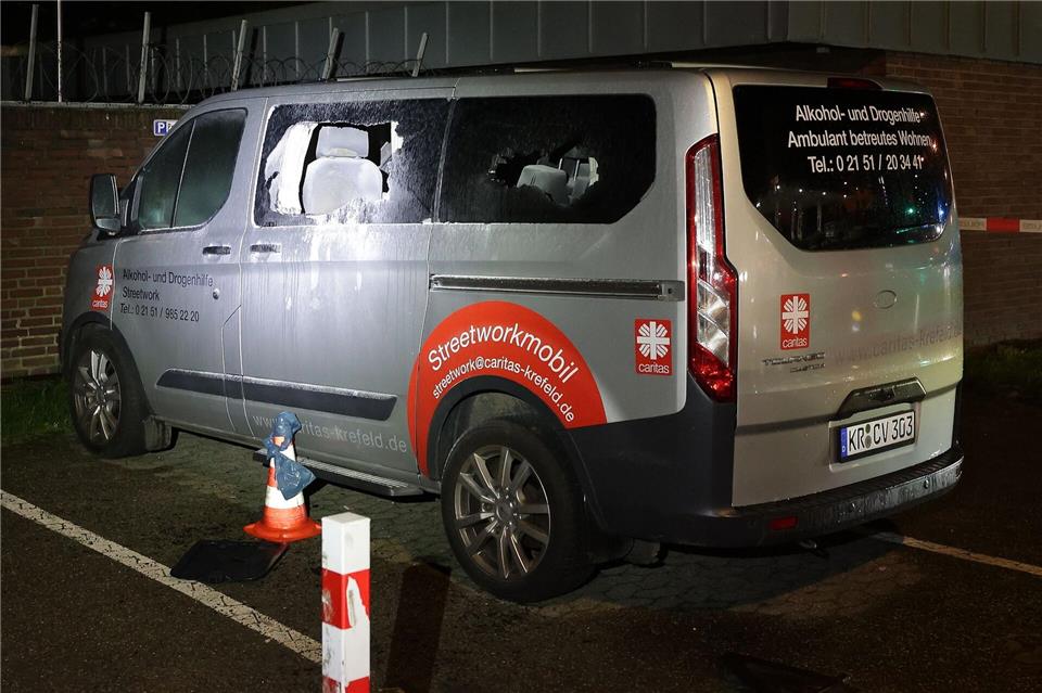 Zwei Scheiben eines Minibus sind beschädigt worden.David Young/dpa