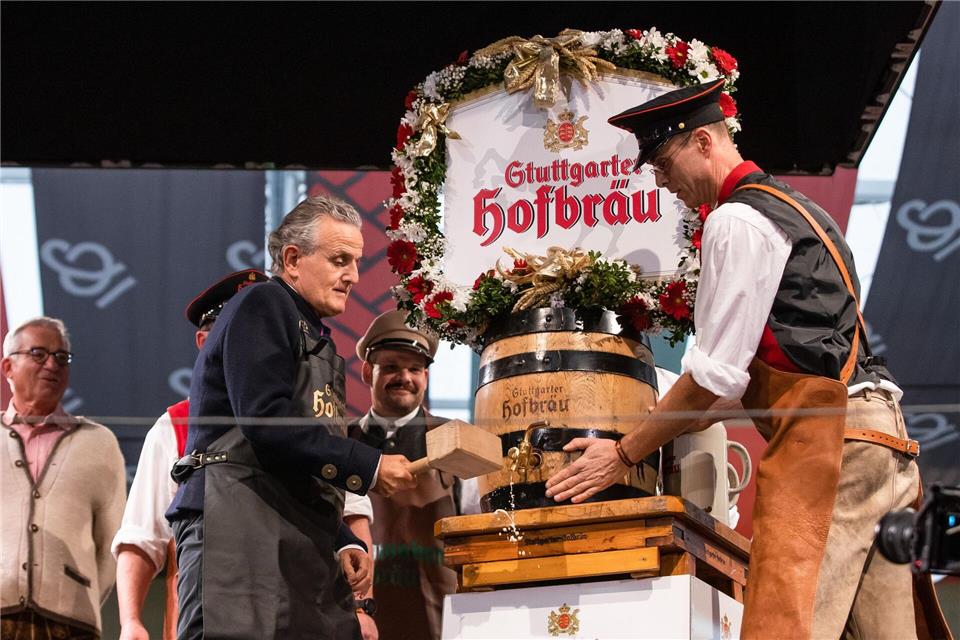 Zwei Schläge - und damit zwei weniger als im vergangenen Jahr - braucht Stuttgarts Oberbürgermeister Frank Nopper (CDU) für den Fassanstich.Christoph Schmidt/dpa