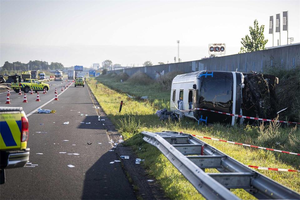 Zwei Schulklassen aus Schleswig-Holstein waren auf dem Weg nach Paris, als ihr Reisebus nahe Wezep verunglückte.Jeroen Jumelet/ANP/dpa