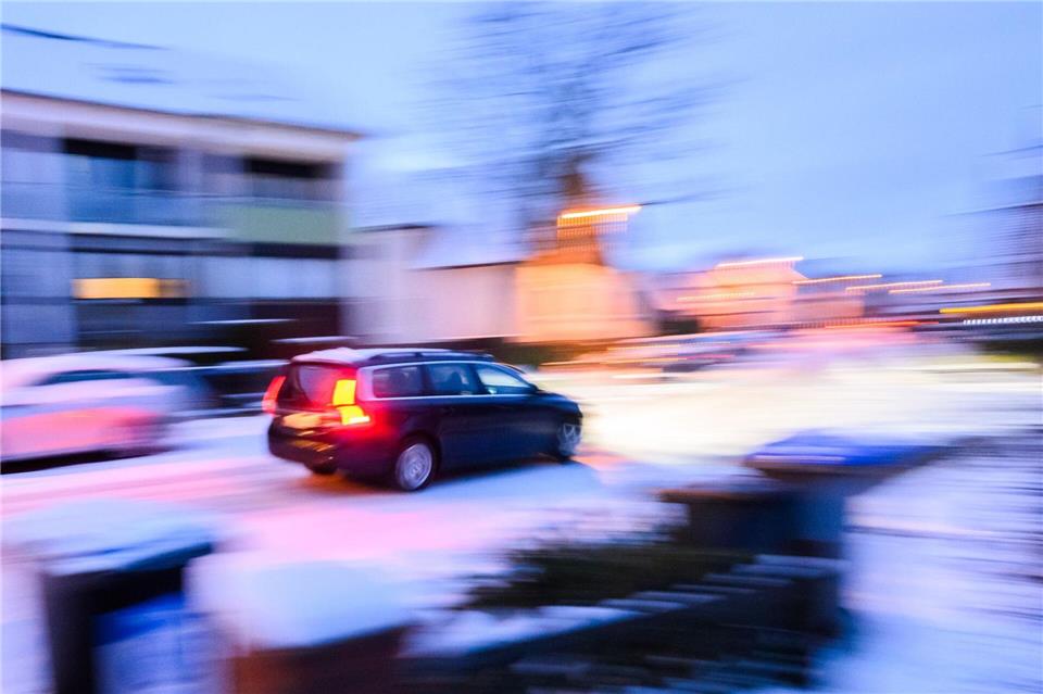 Zwei Schulsporthallen können derzeit nicht genutzt werden. (Symbolbild) Julian Stratenschulte/dpa