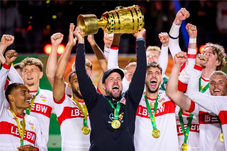 Zwei Siege trennen den VfB und Trainer Sebastian Hoeneß (Mitte) vom erneuten Pokal-Triumph. (Archivbild)Tom Weller/dpa