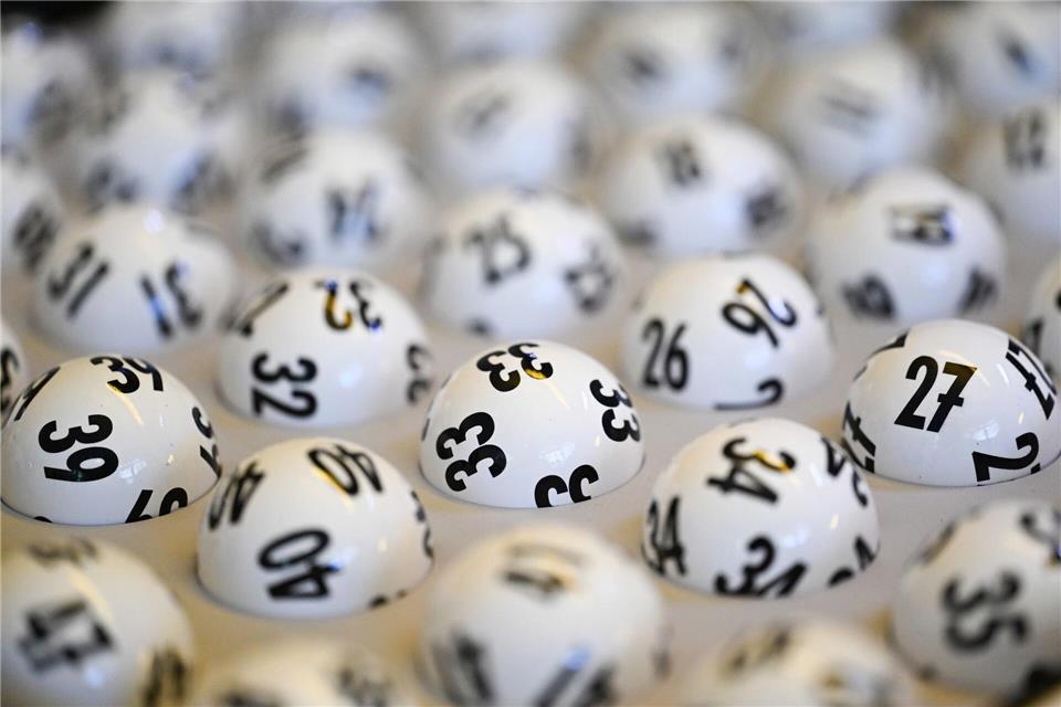 Zwei Spieler haben fast eine Million Euro im Lotto gewonnen. (Symbolfoto)Bernd Wei�brod/dpa