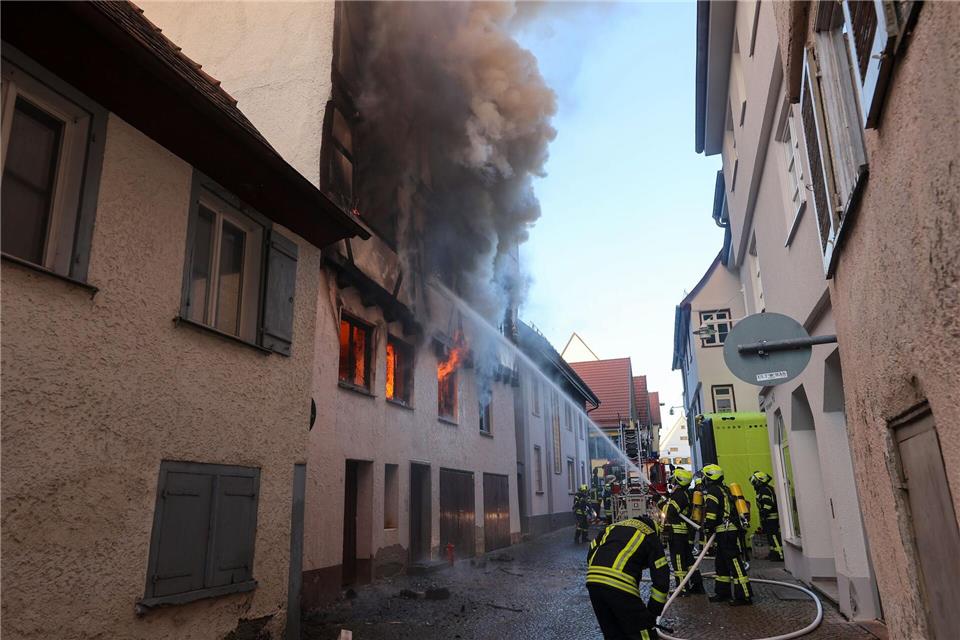Zwei Stockwerke des Fachwerkhauses brennen.Thomas Warnack/dpa