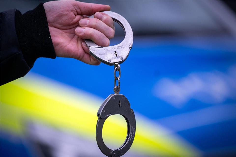 Zwei Stunden nach einem Raub im Frankfurter Bahnhofsviertel fasst die Polizei den Hauptverdächtigen. (Symbolbild)Soeren Stache/dpa