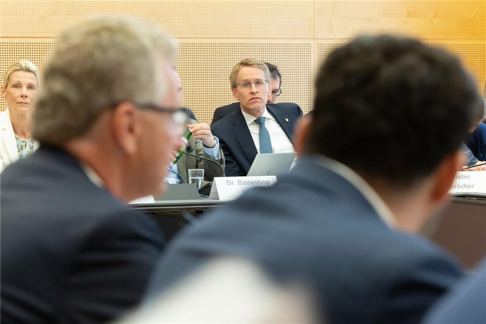 Zwei Stunden stellt sich Günther dem Wirtschaftsausschuss.Ulrich Perrey/dpa