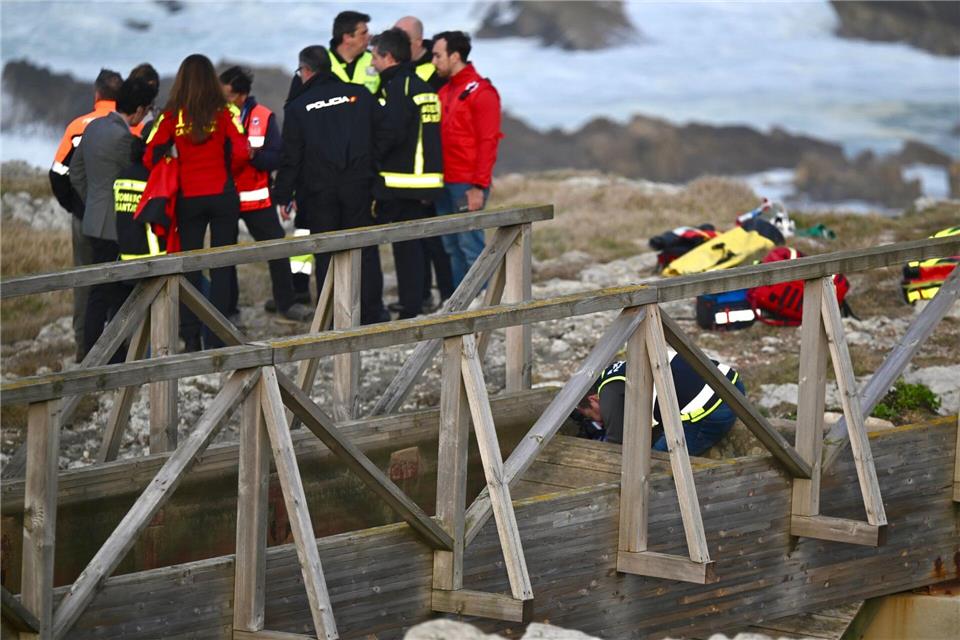 Zwei Tage nach dem Einsturz eines Holzstegs an der Küste der spanischen Region Kantabrien ist die letzte Vermisste tot gefunden worden. Die Zahl der Todesopfer des Unglücks vom Dienstag steigt damit auf sechs. Nur eine Frau überlebte.Nacho Cubero/EUROPA PRESS/dpa