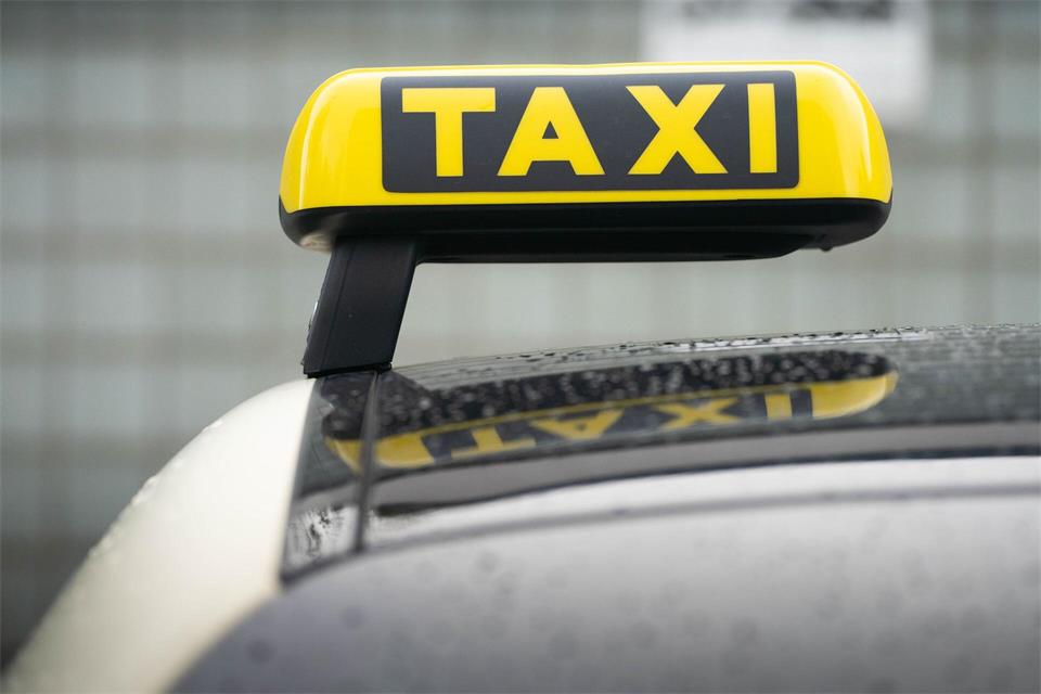 Zwei Taxifahrer von Fahrgästen verletzt. (Symbolbild) Frank Rumpenhorst/dpa