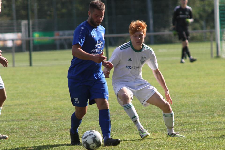 Zwei Treffer erzielte Phil Höing (rechts) für den TuS Velen. Dennoch unterlag sein Team dem SV Schermbeck II mit 3:5.