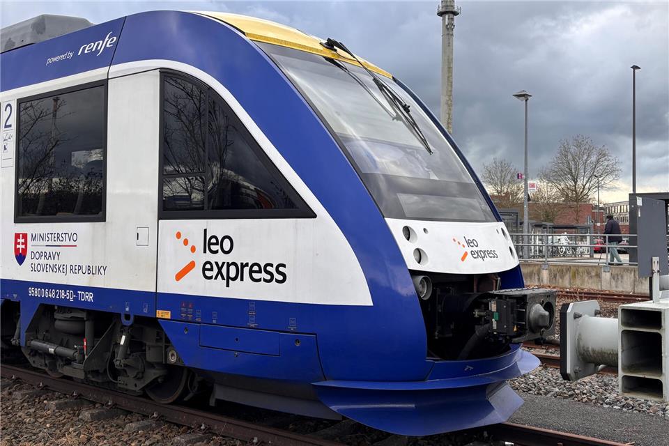 Zwei Triebwagen, die bislang in der Slowakei eingesetzt waren, befinden sich momentan am Borkener Bahnhof im Wartestand.
