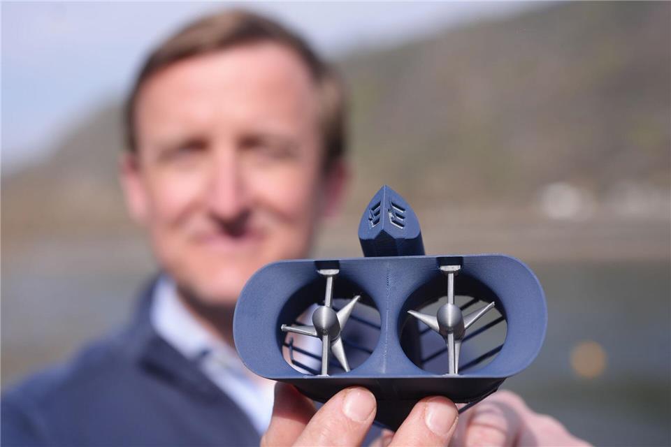 Zwei Turbinen drehen sich durch die Strömung des Flusses. (Archivbild)Thomas Frey/dpa