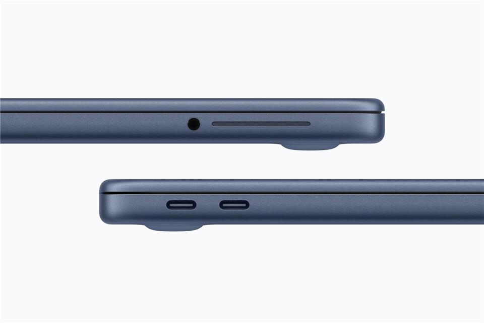 Zwei USB-C-Ports erlauben den Anschluss von Geräten und Ladekabeln, der rechte ist allerdings vom alten Standard USB2.Apple Inc./dpa-tmn