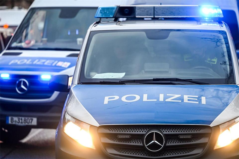Zwei Unbekannte sollen eine Frau antisemitisch beleidigt und angegriffen haben. (Symbolbild)Jens Kalaene/dpa