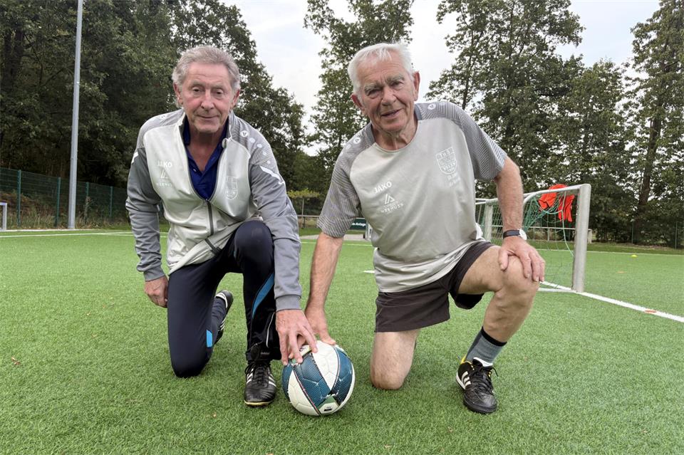 Zwei „Velener Jungs“, die für die deutsche Ü70- beziehungsweise Ü80-Nationalmannschaft auflaufen: Jürgen Holstegge (links) und Hermann Konniger.