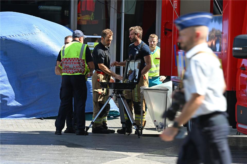 Zwei Verletzte werden in Krankenhäusern versorgt.Michael Brandt/dpa