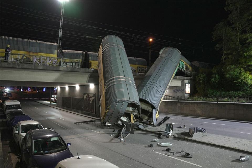 Zwei Waggons sind in München von einer Brücke gestürzt. Ehsan Monajati/dpa