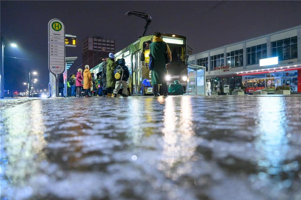 Zwei Warnstreiks sorgen für erhebliche Einschränkungen bei Bussen und Bahnen in Brandenburg. (Archivbild)Patrick Pleul/dpa
