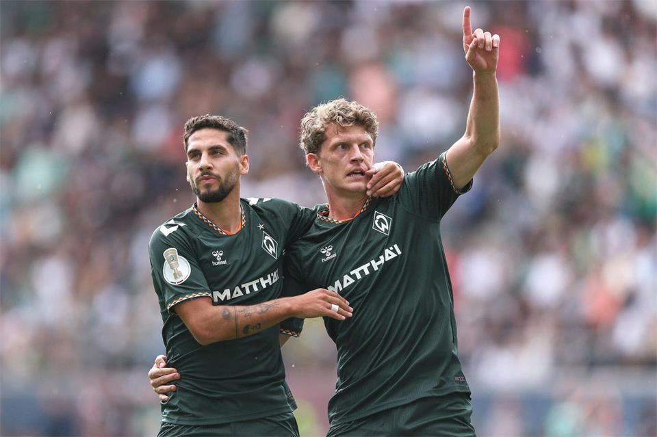 Zwei Werder-Torschützen unter sich: Jens Stage (r) und Ludovit Reis. Selim Sudheimer/dpa