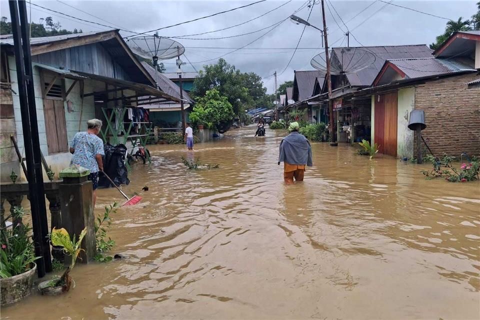 Zwei Wettersysteme waren für den Starkregen auf Sumatra verantwortlich.--/North Tapanuli disaster management agency (BPBD)/dpa