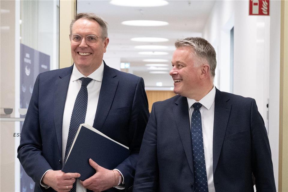 Zwei Widersacher im Wahlkampf haben sich auf eine Koalition geeinigt: CDU-Verhandlungsführer Schnieder (rechts) und SPD-Mann Schweitzer.Boris Roessler/dpa