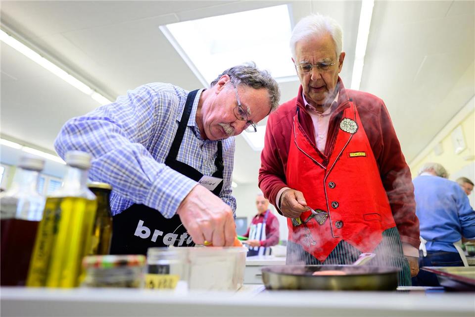 Zwei Witwer lernen in einer Gruppe das Kochen.Philipp Schulze/dpa