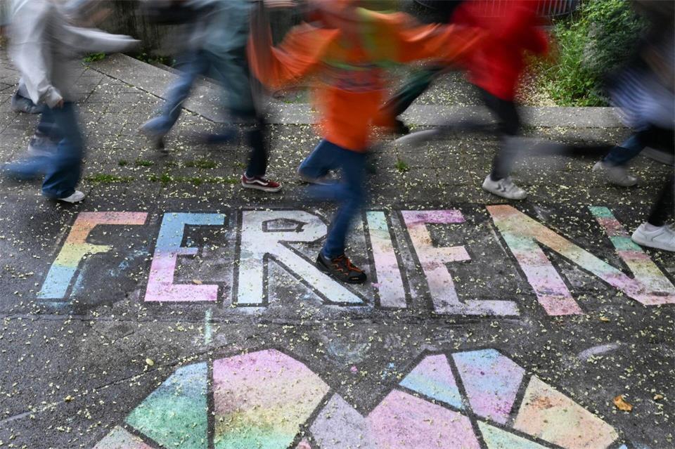 Zwei Wochen lang können Sachsens Schüler nun ihre Herbstferien genießen. Angebote für ein abwechslungsreiches Programm gibt es viele. (Symbolbild)Bernd Weißbrod/dpa