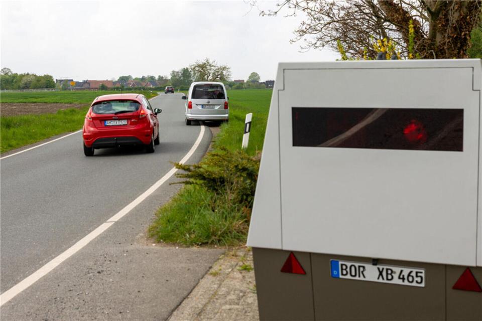 Zwei Wochen stand der Superblitzer des Kreises Borken im April 2025 an der K33 in Legden.