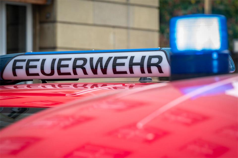 Zwei Wohnungen sind nach einem Brand nicht mehr bewohnbar. (Symbolbild)Soeren Stache/dpa