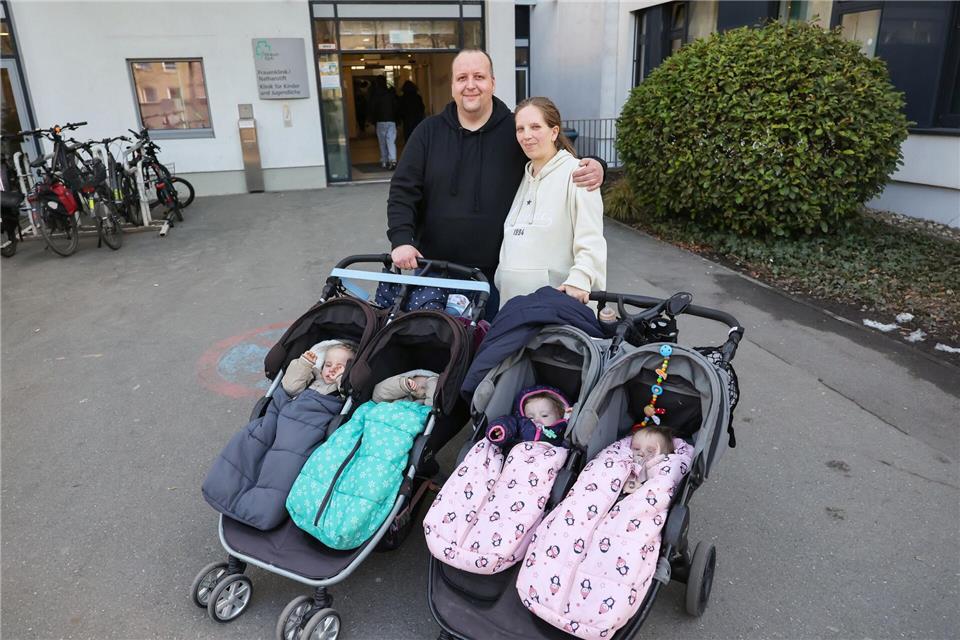 Zwei Zwillingspaare im Kinderwagen, eins im Bauch - Jasmin Schmidt und Andreas Rittner freuen sich wieder auf doppeltes Glück.Daniel Löb/dpa