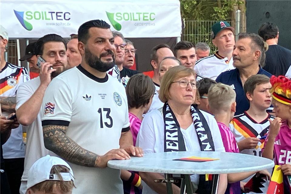 Zwei aus Undavs Heimat, die den WM-Star schon lange kennen: : Edeltraut Koch (M), Undavs erste Trainerin, und Aykut Kaldirici (l), Freund der Familie und Trainer der 1. Herren des TSV Achim.Claas Henning/dpa