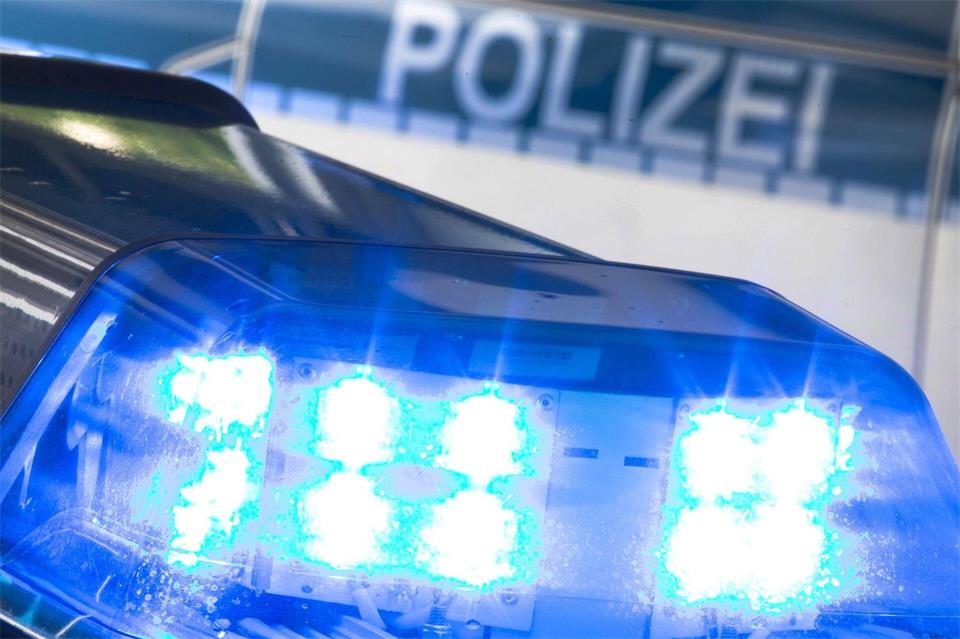 Zwei beschädigte Lastwagen müssen auf der A 44 geborgen werden, bevor der Verkehr wieder rollen kann. (Symbolbild)Friso Gentsch/dpa