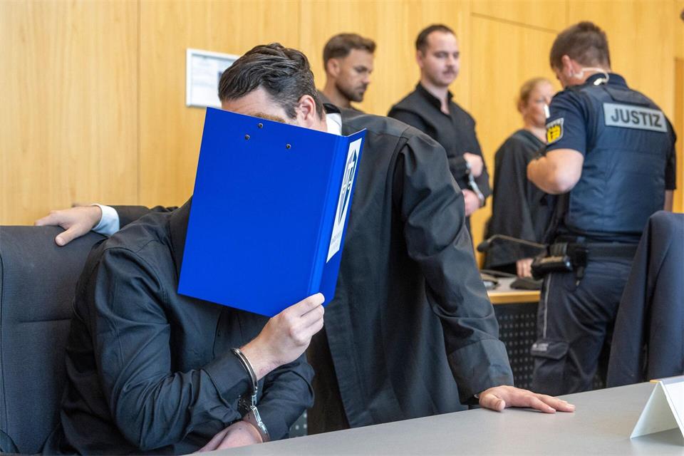 Zwei der Angeklagten schwiegen beim Prozessauftakt.Stefan Puchner/dpa