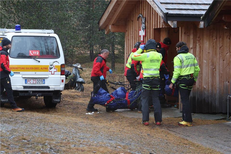 Lawinen-Drama in Südtirol: Fünf Deutsche tot Zwei der Todesopfer werden zu einer Hütte getragen.Karl-Josef Hildenbrand/dpa
