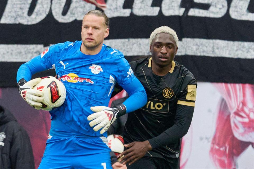 Zwei der auffälligsten Aklteure der ersten Halbzeit: Torwart Orjan Nyland (RB Leipzig, l) und David Mokwa (SV 07 Elversberg).Hendrik Schmidt/dpa