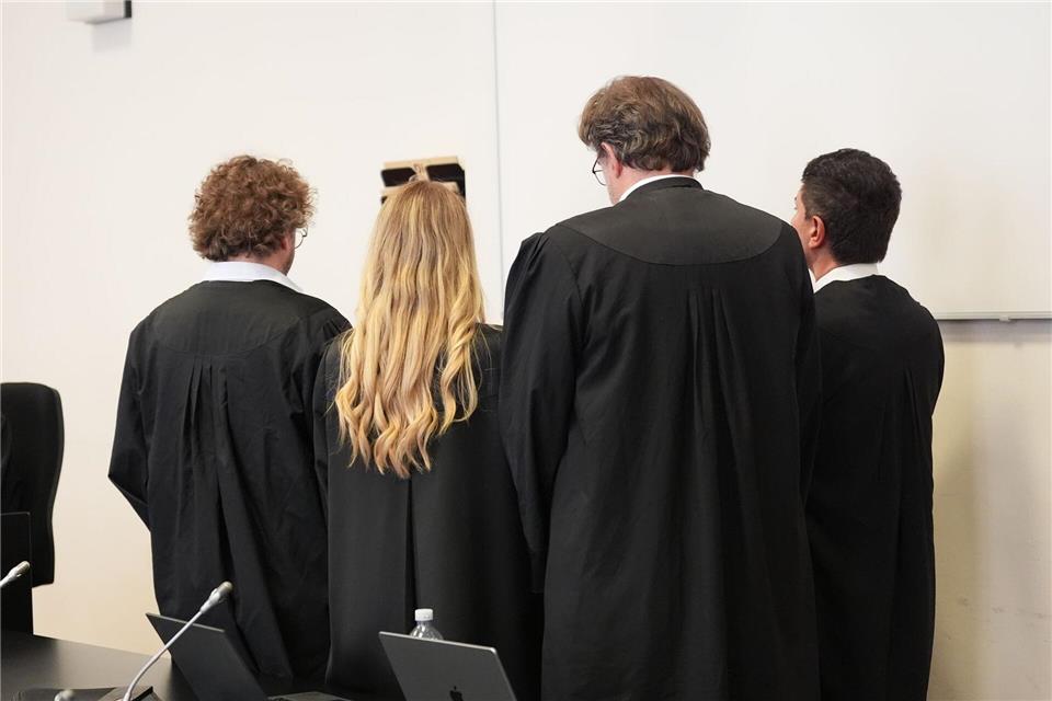Nach Schüssen auf Rockerboss - zwei Helferinnen verurteilt Zwei der drei Angeklagten wurden verurteilt.Marcus Brandt/dpa