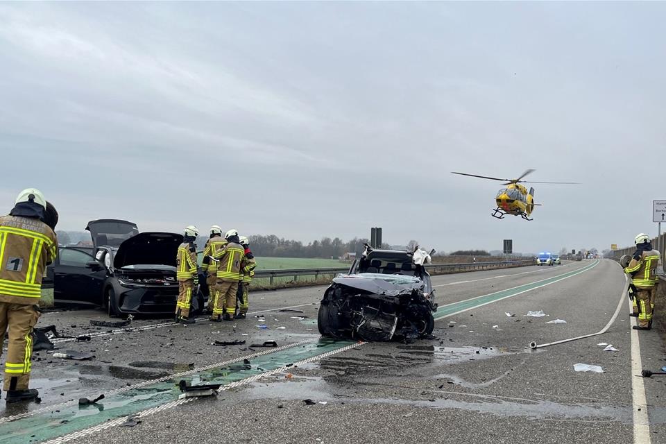 Zwei der insgesamt fünf beteiligten Fahrzeuge des Unfalls. Eine schwerstverletzte Frau wurde mit dem Rettungshubschrauber in eine Klinik geflogen.