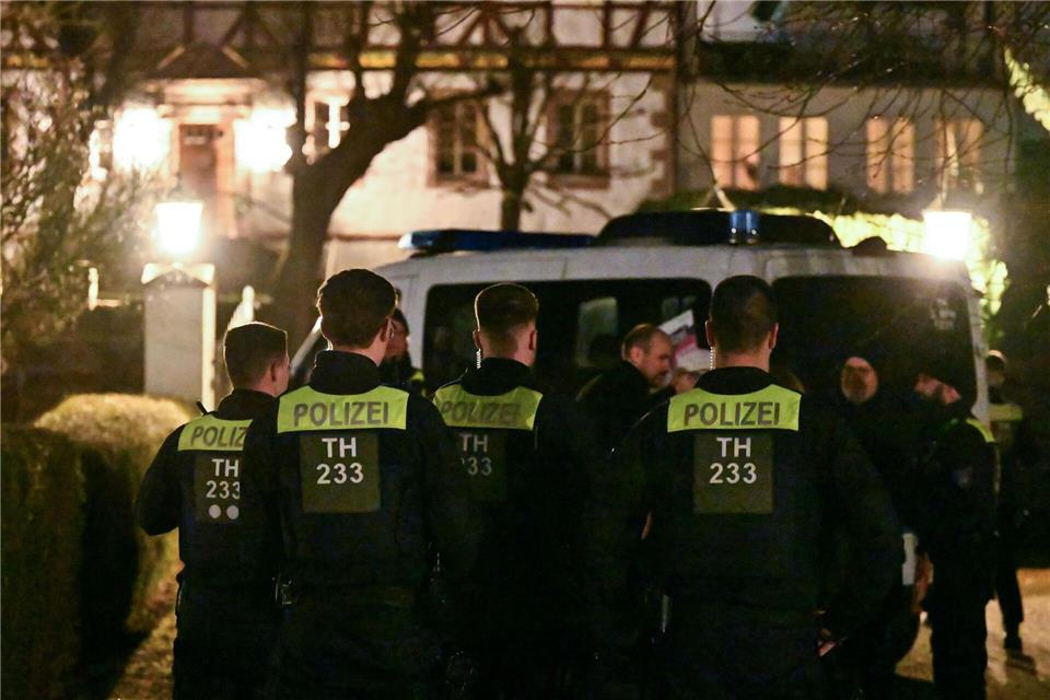 Zwei der rechtsextremen Szene zugehörige Männer sollen in Fretterode ein Journalisten-Team angegriffen haben - die Staatsanwaltschaft ermittelt. -/dpa