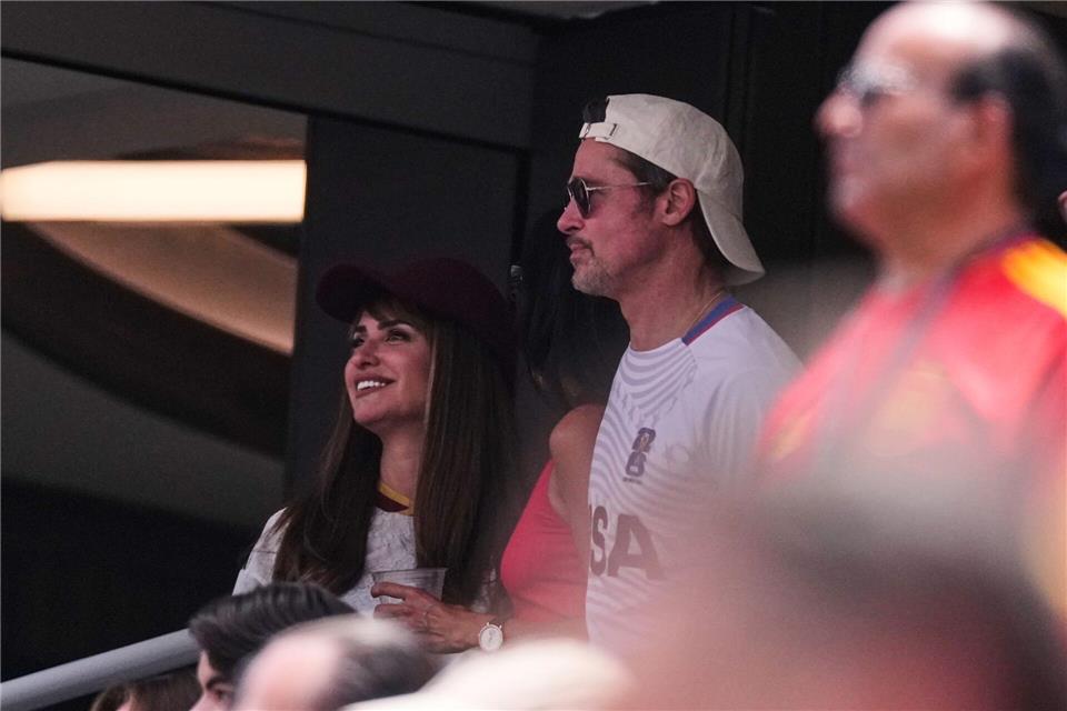 Zwei der zahlreichen Promis im Stadion: Penelope Cruz und Brad Pitt.Mark J. Terrill/AP/dpa