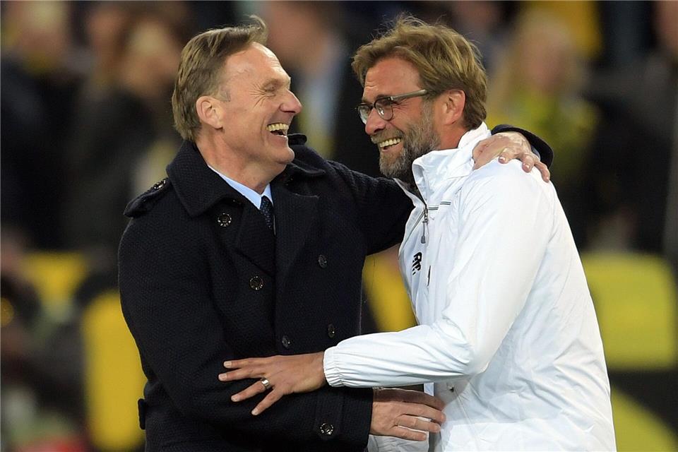 Zwei, die sich aus gemeinsamen Dortmunder Zeiten bestens verstehen: Hans-Joachim Watzke (l) und Jürgen Klopp. (Archivbild)Federico Gambarini/dpa